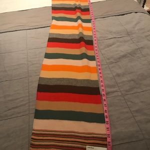 Soft pre lived perry Ellis scarf